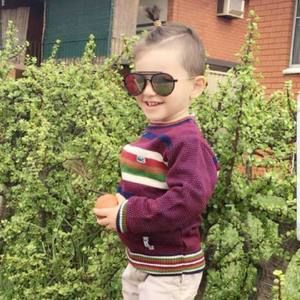 Meet your Posher, Fadi